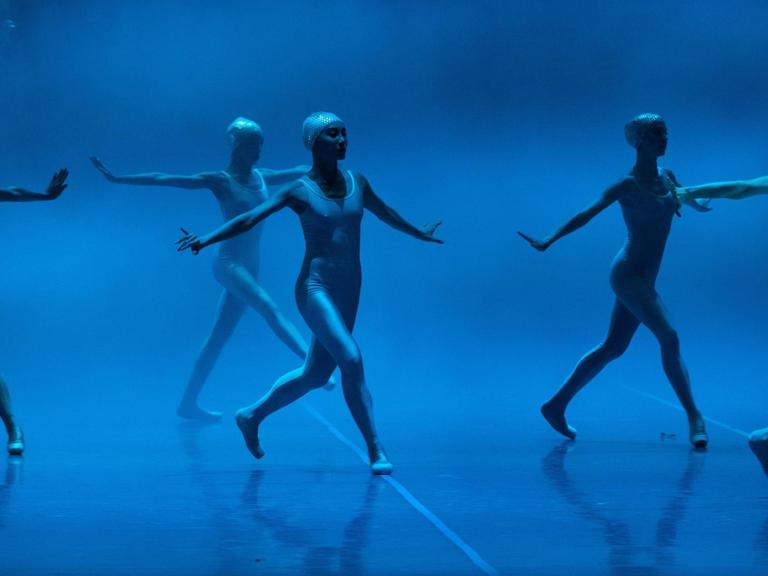 Tänzer auf der Bühne des Hamburg Balletts bei der Hauptprobe, in blaues Licht getaucht.