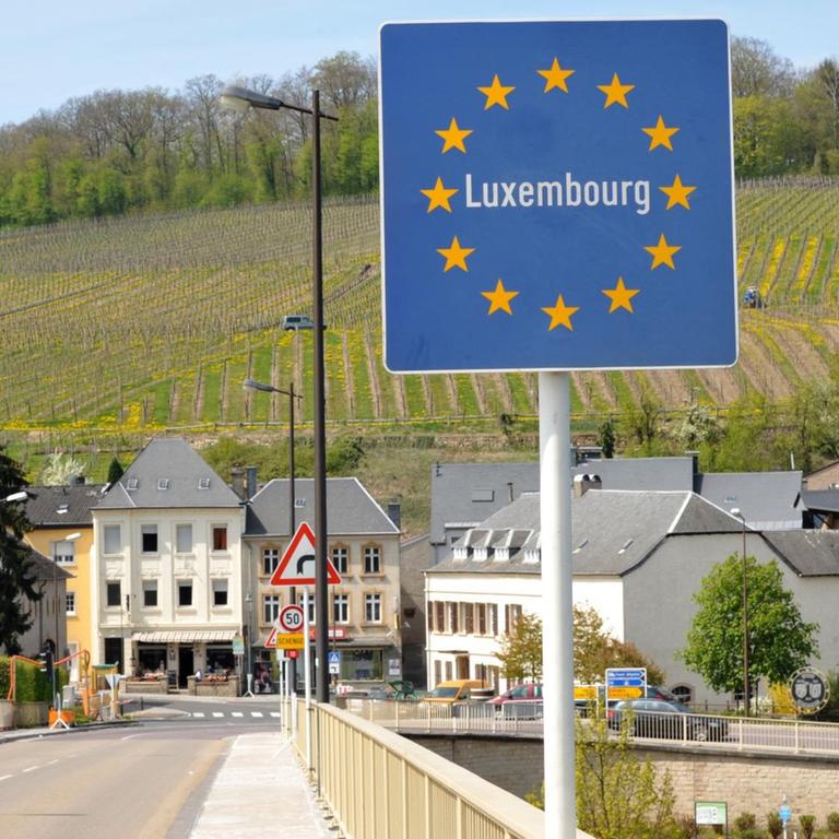 Die Moselbrücke führt von Perl in Deutschland nach Schengen in Luxemburg.