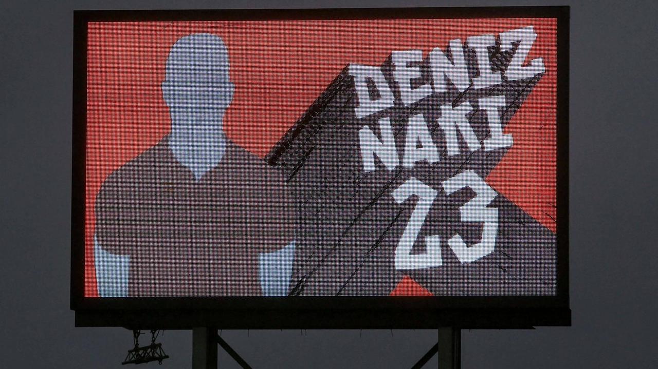 Auf der Anzeigentafel im Stadion Am Millerntor zeigt der Fußballverein Saint Pauli aus Hamburg eine Solidaritätsaktion für den in der Türkei angeklagten ehemaligen Spieler Deniz Naki, indem dessen ehemalige Rückennummer, die 23, und ein Trikot eingeblendet wird.