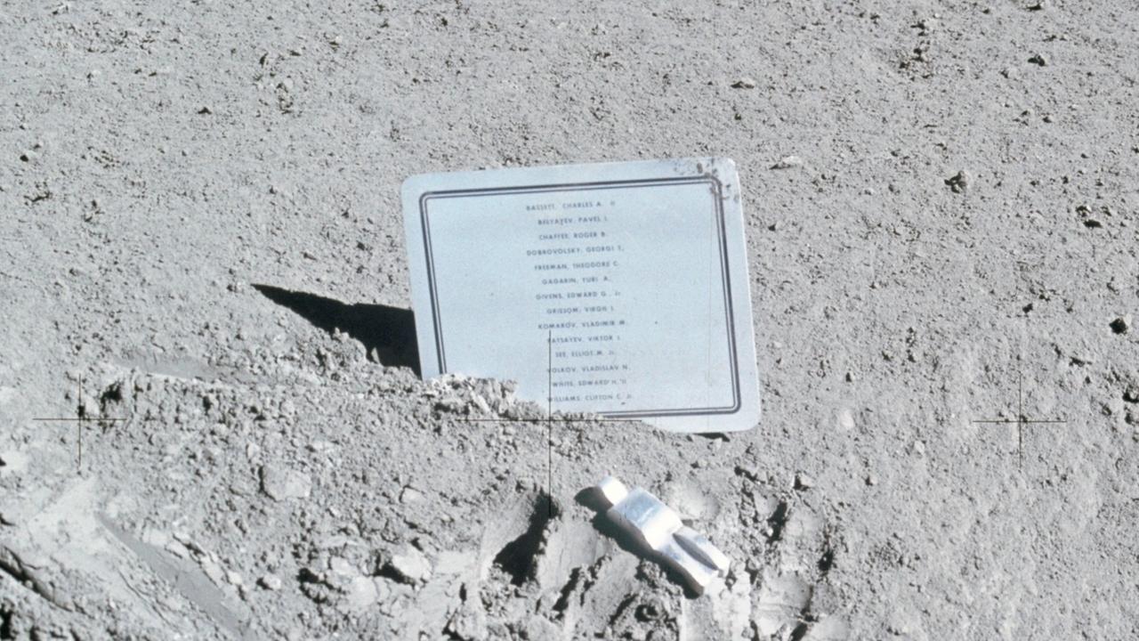 Die Gedenkstätte für die gefallenen Astronauten auf dem Mond.