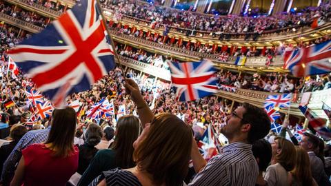 Fahnenschwenkendes Publikum bei der "Last Night of the Proms", dem Abschluss der BBC-Konzertreihe "The Proms" in der Royal Albert Hall in London 2014
