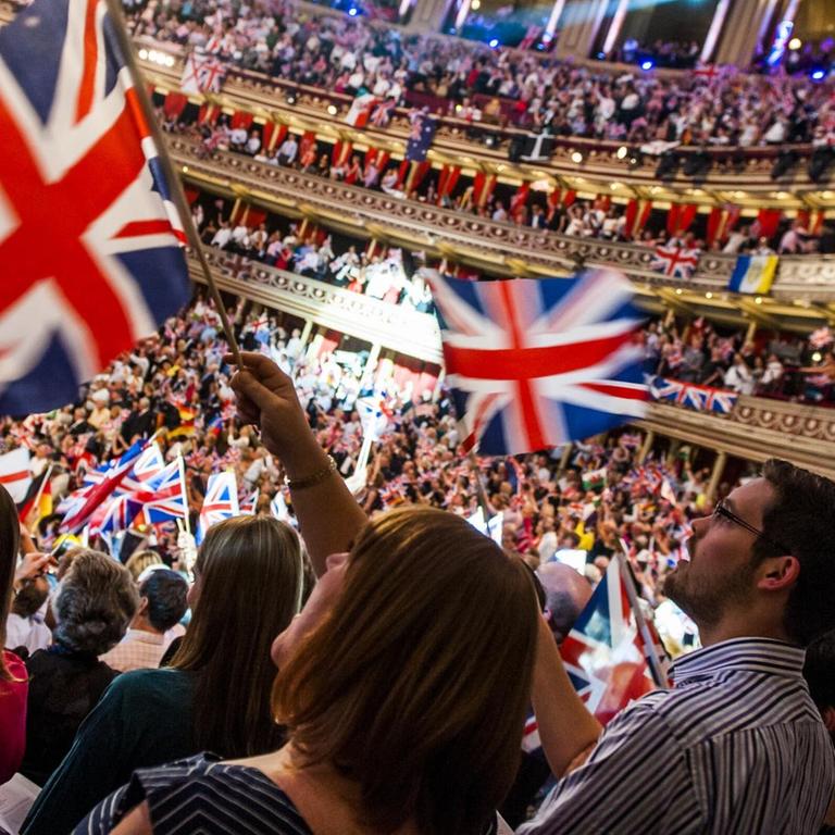 Fahnenschwenkendes Publikum bei der "Last Night of the Proms", dem Abschluss der BBC-Konzertreihe "The Proms" in der Royal Albert Hall in London 2014 