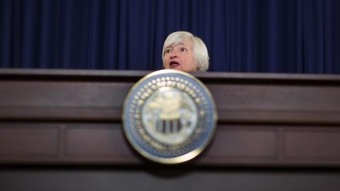 US-Notenbankchefin Janet Yellen von unten fotografiert am mächtigen Holzpodium der US-Notenbank Fed.