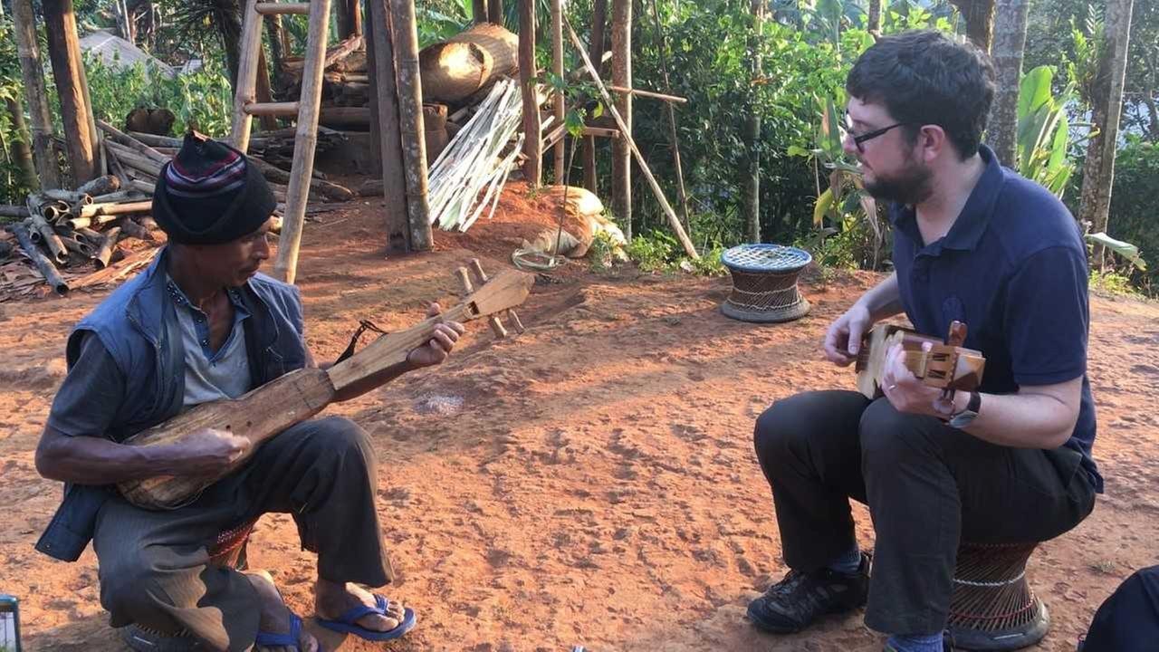 Rani Maring und Gareth Bonello vom Khasi-Cymru Collective: Die beiden spielen gerade auf der viersaitigen Duitara.