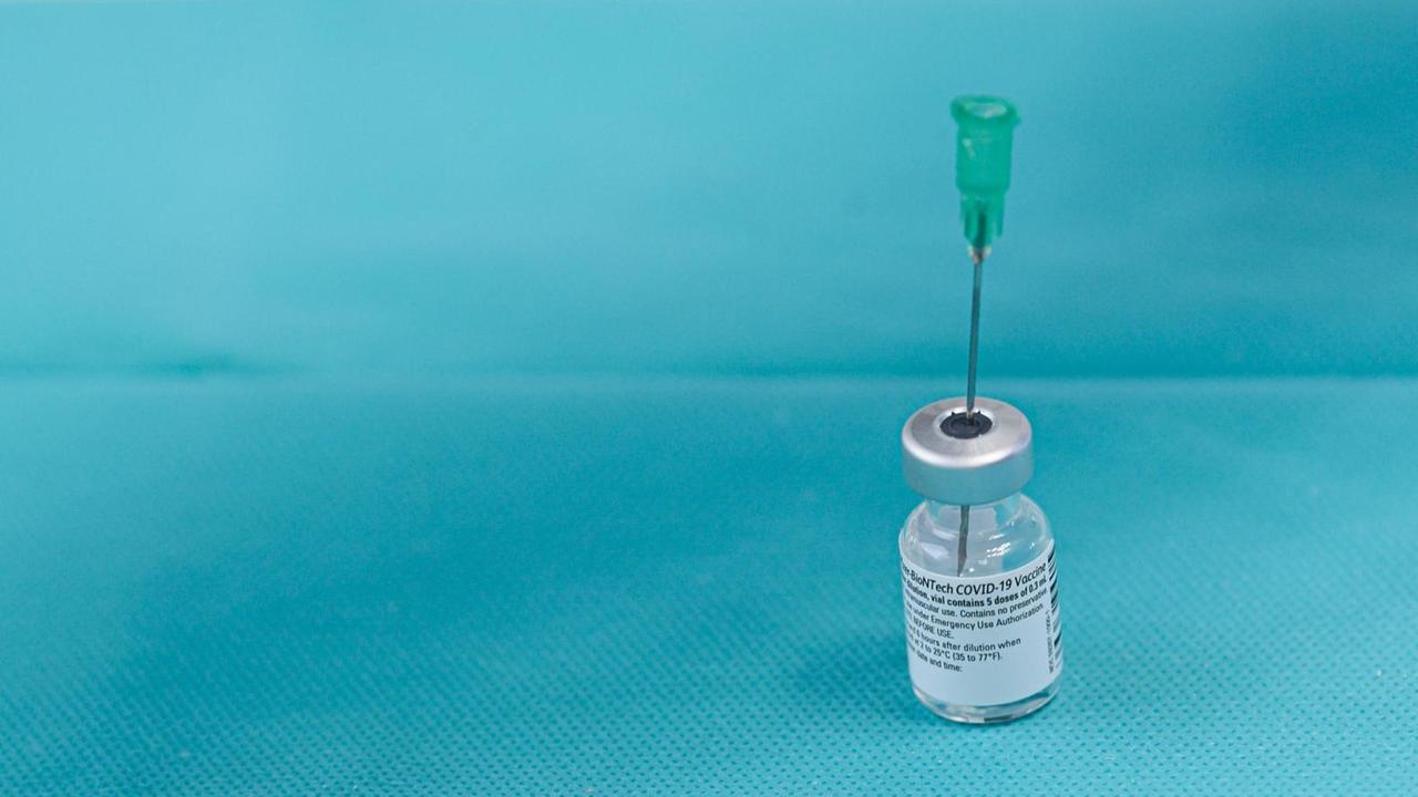 Ein leeres Injektionsfläschchen des Impfstoffs gegen Corona von Biontech/Pfizer