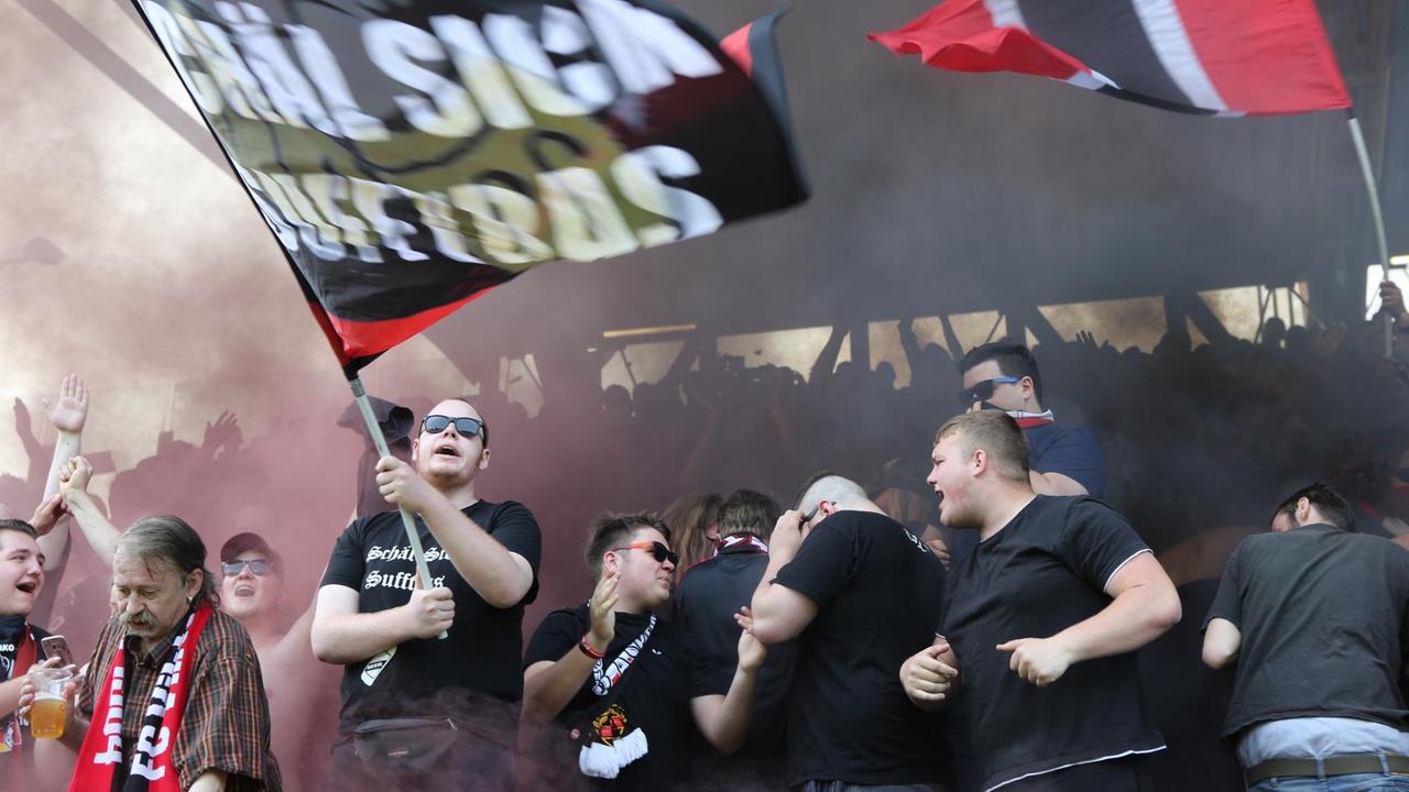 Fans von Viktoria Köln feiern auf den Rängen.