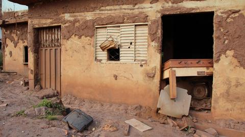 Ein zerstörtes Haus am 03.11.2016 in Bento Rodrigues, Brasilien. Bei der "Tragödie von Mariana" kam es am 05.11.2015 in einem Eisenerzbergwerk zu einem Dammbruch in einem Rückhaltebecken. Eine riesige Welle mit Schlamm und schädlichen Stoffen ergoss sich in angrenzende Ortschaften und kontaminierte den Fluss Rio Doce.