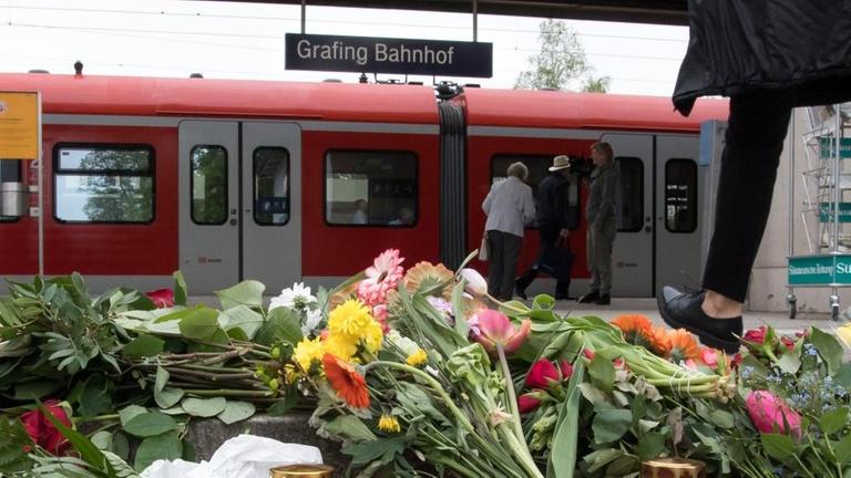 Blumen und Kerzen am S-Bahnhof Grafing