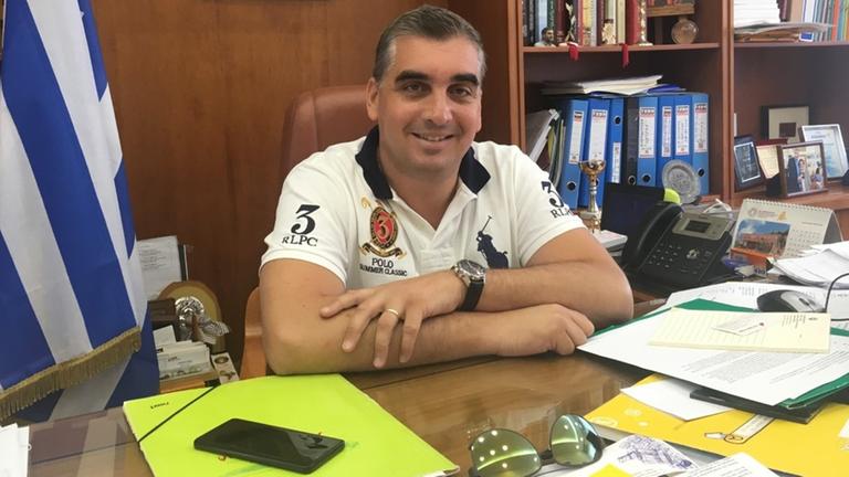 Giannis Konstantatos, Bürgermeister von Elliniko, an seinem Schreibtisch