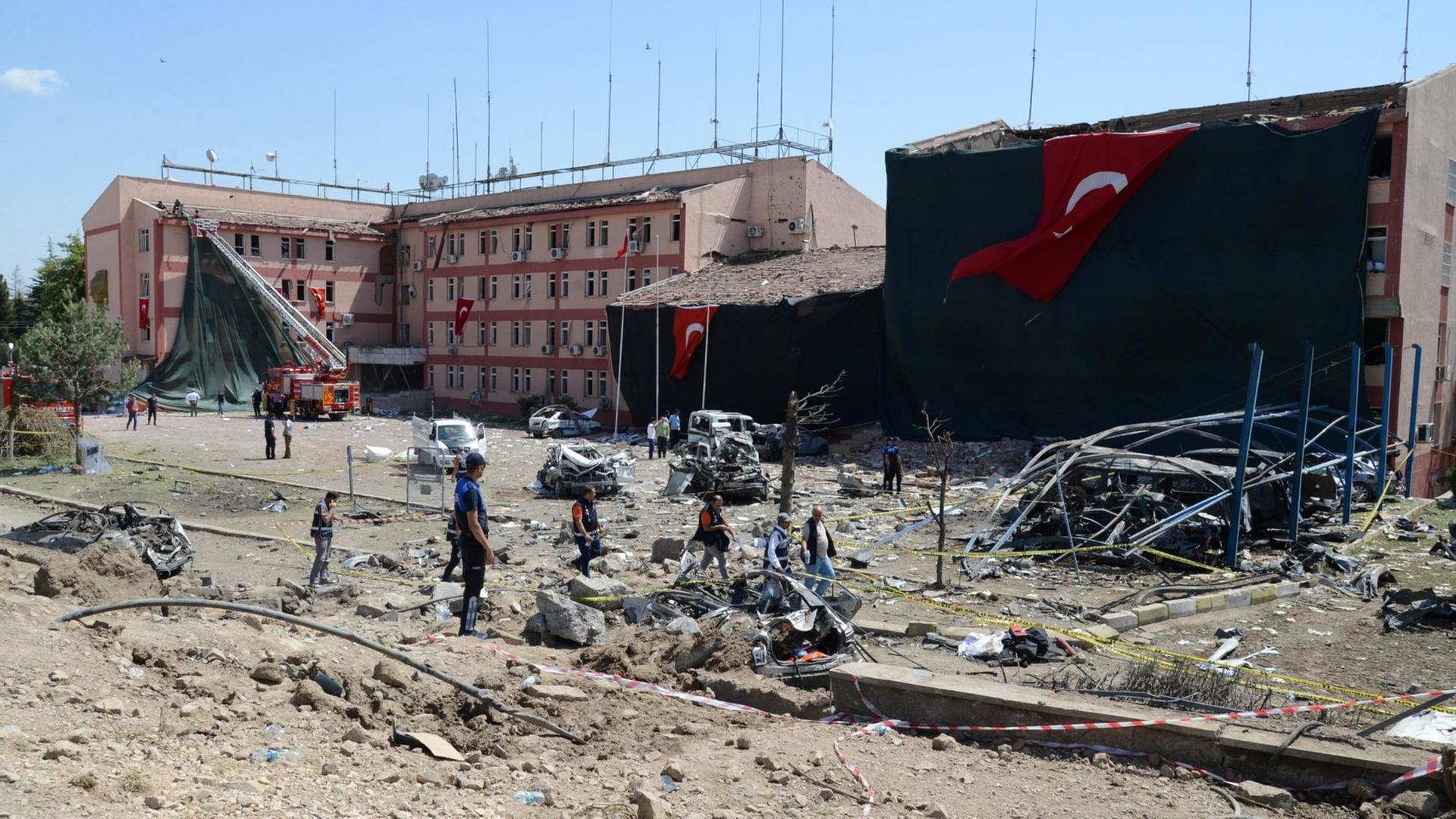 Bergungs- und Aufräumarbeiten vor einer Polizeiwache in der osttürkischen Stadt Elazig nach der Explosion einer Autobombe