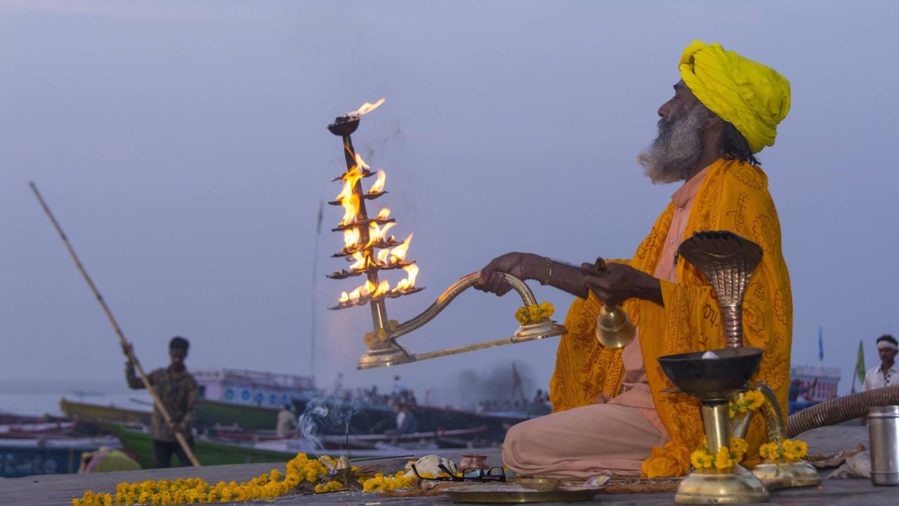 Mann beim heiligen Morgenritual am Ganges in der heiligen Stadt Varanasi, Indien.