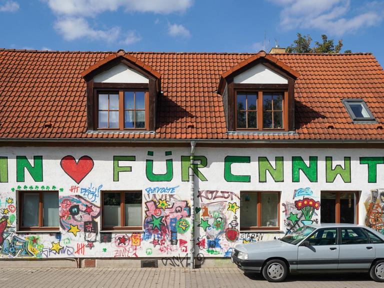 Leipziger Stadtteil Connewitz: Der Schriftzug 'Ein Herz für Connewitz' steht an einem Haus, 2020.