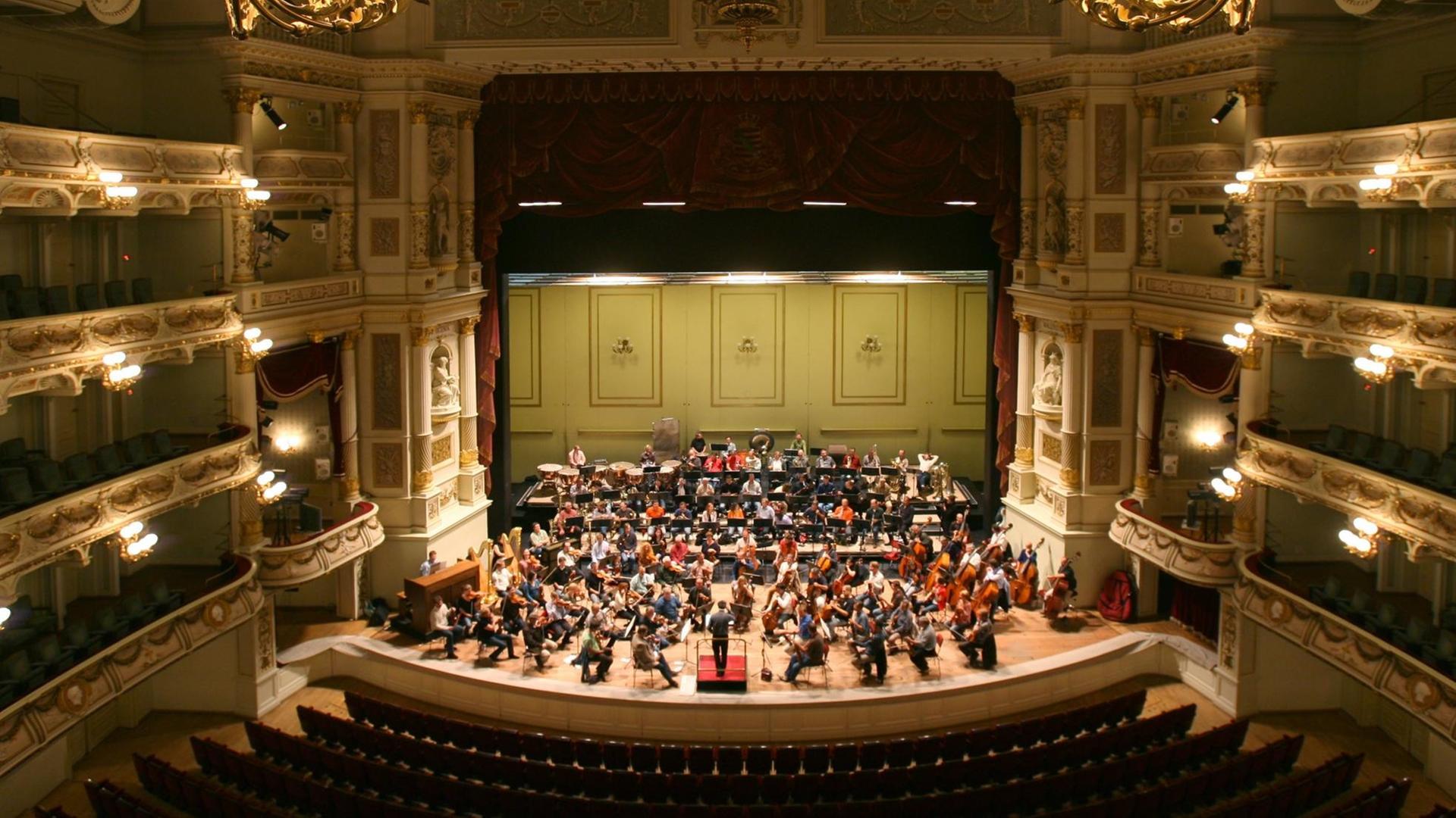 Die Dresdner Sinfoniker proben im Bühnenraum der Semper-Oper