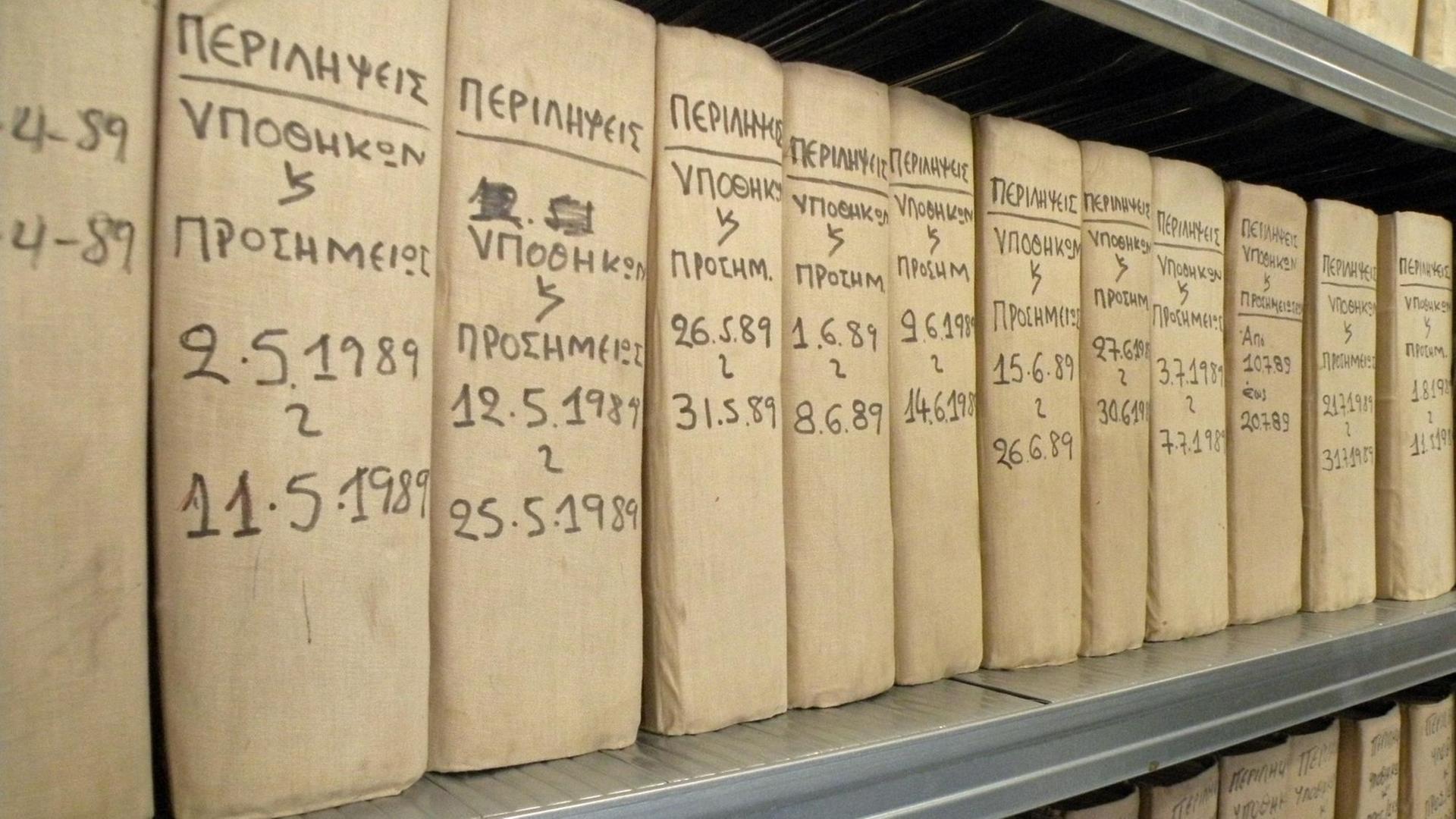 Nahaufnahme von den Regalen mit beige eingebundenen Büchern im Grundbuchbüro von Palaio Faliro in Griechenland