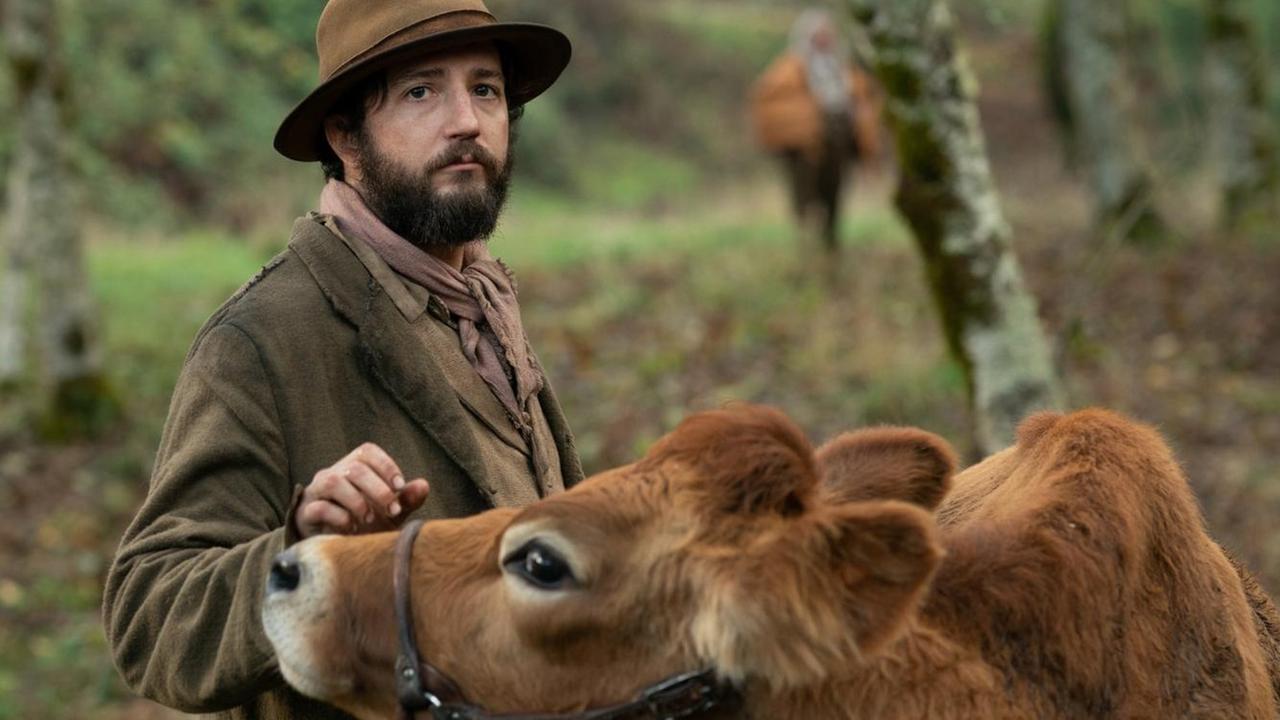 Szenenausschnitt aus dem Berlinale Wettbewerbsfilm "First Cow" der Regisseurin Kelly Reichardt mit Schauspieler John Magaro als "Cookie".