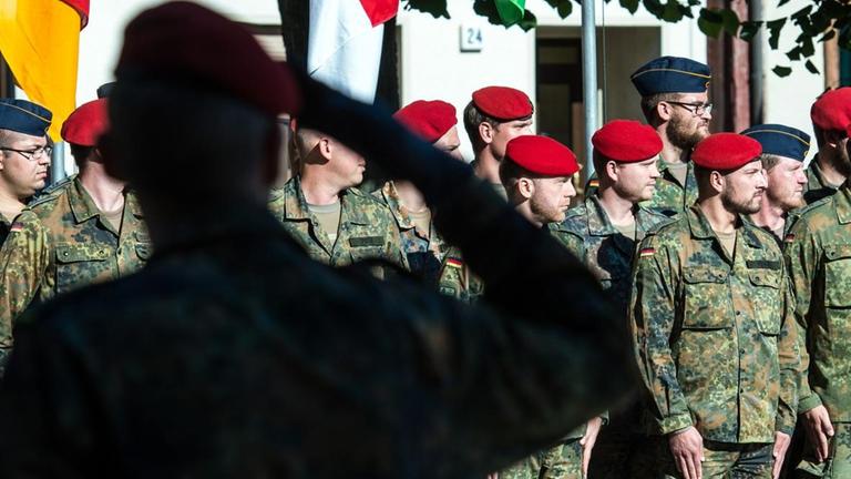 Soldaten der Bundeswehr, die von Auslandseinsätzen zurückgekommen sind, nehmen am 06.09.2016 an einem Rückkehrer-Appell auf dem Marktplatz in Storkow (Brandenburg) teil.