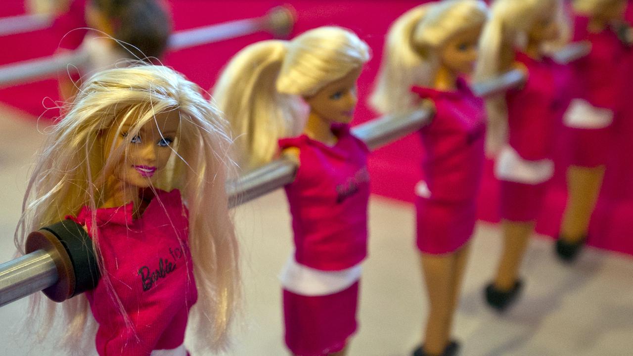 Das Werk "Barbie Foot" der französischen Künstlerin Chloé Ruchon: Barbies als Spielerinnen bei einem Tischkicker. 