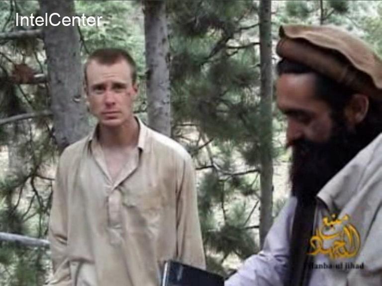 Ein Standbild des IntelCenter vom 7. Dezember 2010 zeigt den 2009 in Afghanistan verschleppten US-Sergeant Bowe Bergdahl (l.) neben dem Taliban-Kommadeur Maulawi Sangin.