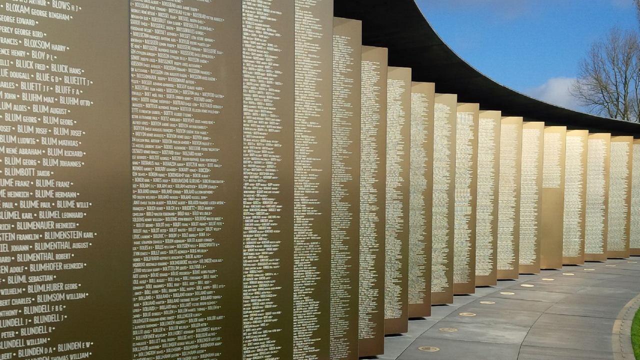 Gedenkstätte Notre-Dame-de-Lorette in Nordfrankreich zum Gedenken an die Toten des 1. Weltkriegs. Blick auf die Buchseiten, auf denen die Namen der Gefallenen stehen.