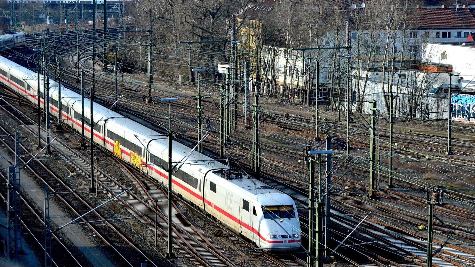 Ein ICE fährt am 25.03.2018 in den Hauptbahnhof von Hannover (Niedersachsen) ein.