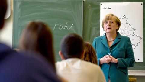 Bundeskanzlerin Angela Merkel bei einem Besuch am Heinrich Schliemann Gymnasium im Berlin im Jahr 2013