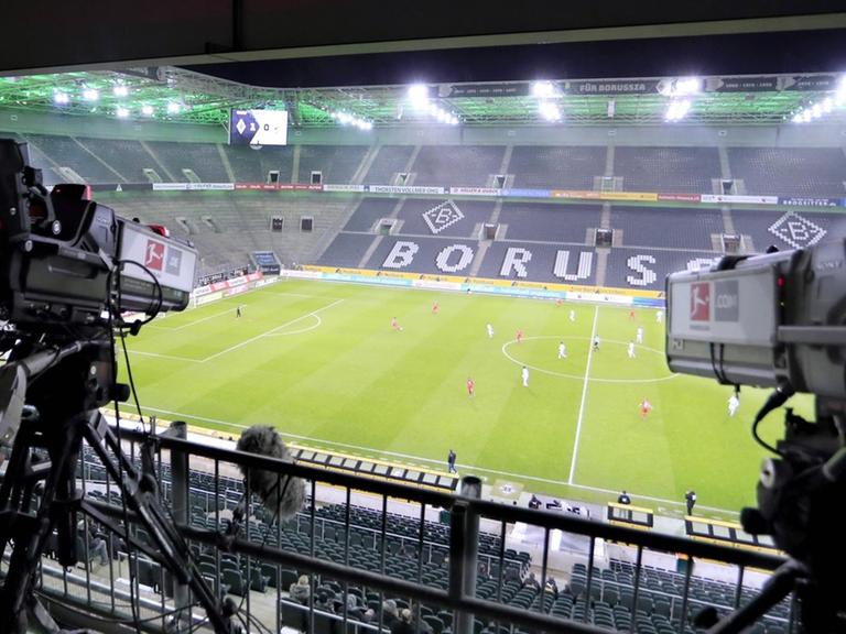Fernsehkameras bei einem Spiel ohne Zuschauer in der Bundesliga