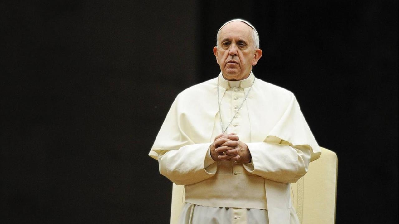 Papst Franziskus bereitet sich anlässlich der Gebetswache auf die Bischofssynode zur Familie auf dem Petersplatz in der Vatikanstadt am 4. Oktober 2014 vor.