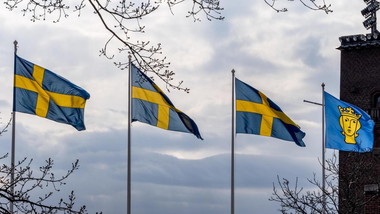 Schwedische Flaggen wehen