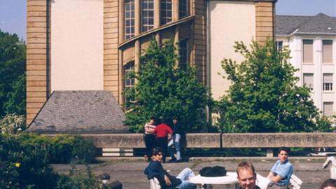Studierende vor dem Hauptgebäude der TU Darmstadt
