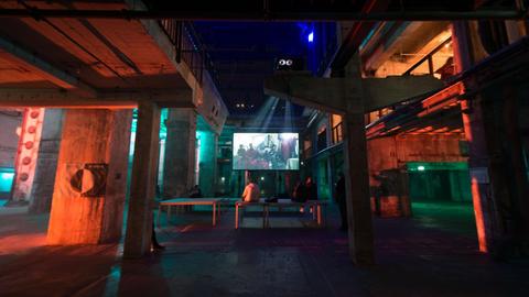Im Kraftwerk Berlin wird die Performance "The Long Now" gezeigt