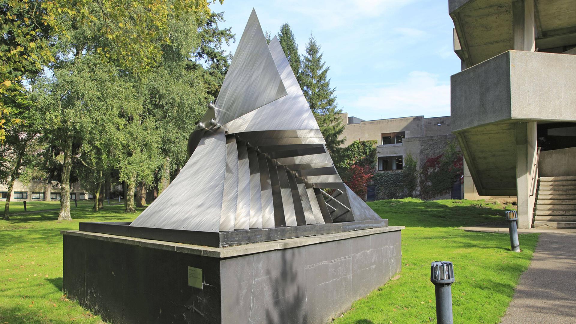 Eine Skulptur von 1982 aus rostfreiem Stahl der Künstlerin Liliane Lijin auf dem Campus der Universität East Anglia, Norwich, Norfolk, England