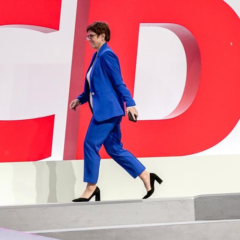 Die CDU-Vorsitzende Annegret Kramp-Karrenbauer geht auf dem Parteitag der CDU in Leipzig über die Bühne.