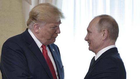 US Präsident Donald Trump (M) und der russische Präsident Wladimir Putin (r) am 16.7.2018 vor ihrem Treffen. 