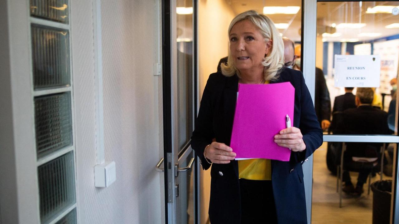 "Rassemblement National"-Präsidentin Marine Le Pen auf dem Weg zu einer Pressekonferenz über den Europäischen Migrationspakt in Nanterre nahe Paris, aufgenommen am 9. Oktober 2020.