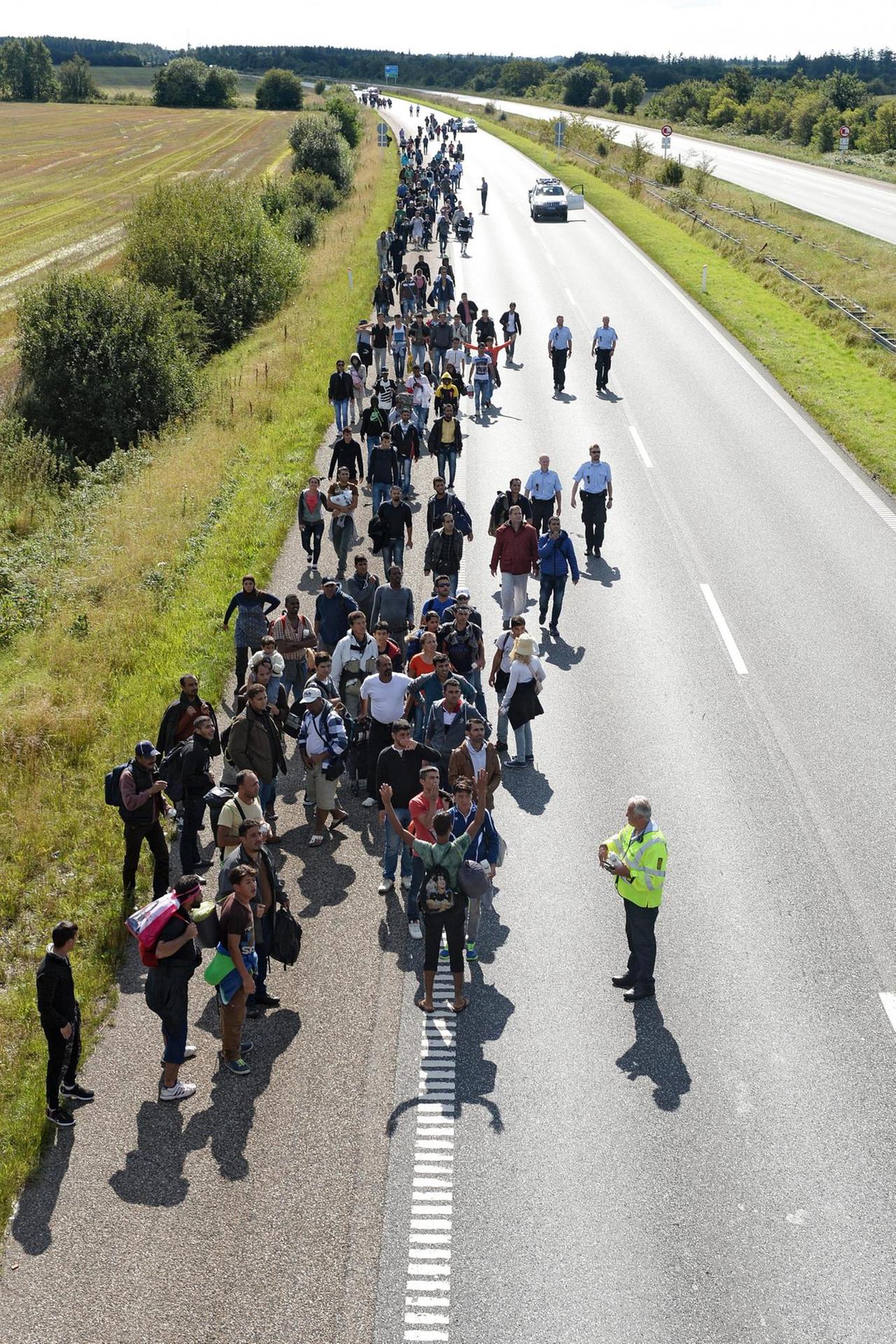 Flüchtlinge sind zu Fuß auf der E45 in Dänemark unterwegs.