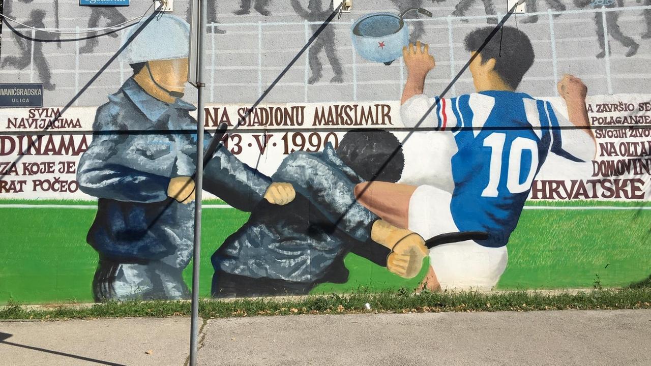 Eine große Wandmalerei in Zagreb zeigt den Tritt des Fupballers Zvonimir Boban.
