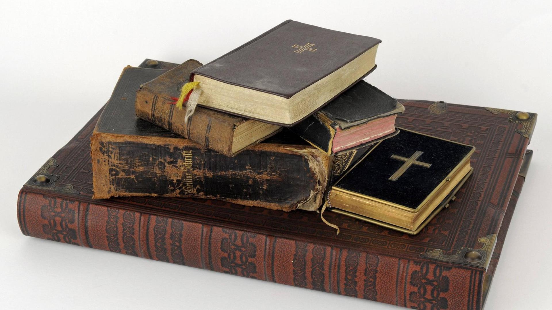 Verschiedene, teilweise sehr alte Bibeln