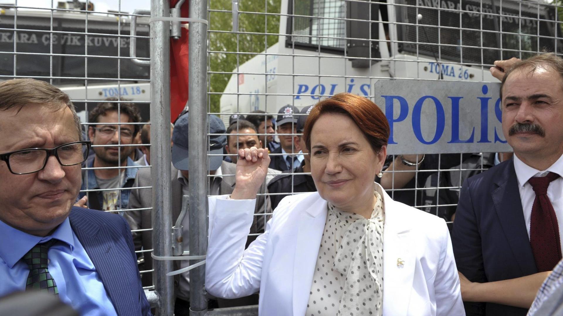 Die frühere türkische Innenministerin Meral Aksener und ein Abgeordneter der rechtsnationalistischen Partei der Nationalistischen Bewegung (MHP) stehen vor einer Absperrung vor dem Hotel, in dem eine Parteiversammlung stattfinden sollte.