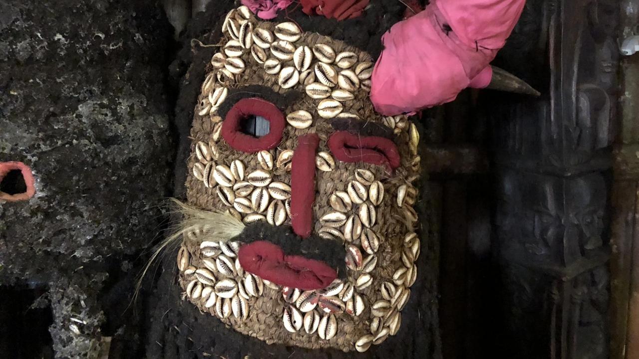 Eine mit Muscheln besetzte Maske im "Blackitude Museum" in Kameruns Haupstadt Yaoundé