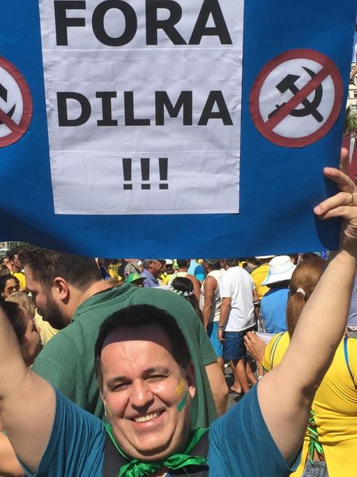 "Dilma raus" steht auf vielen Plakaten der Demonstranten in Rio de Janeiro