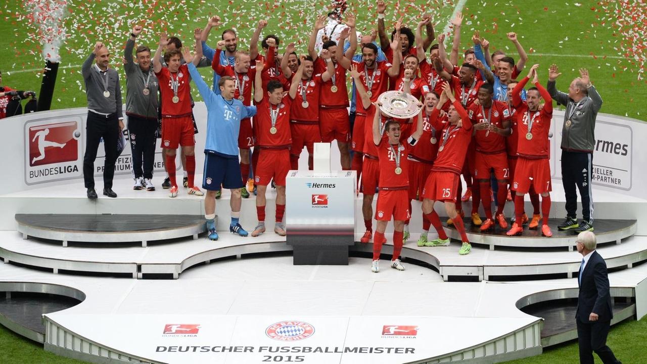 Die Spieler des FC Bayern München feiern mit der Meisterschale