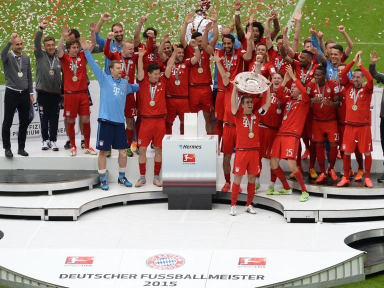 Die Bayern jubeln mit ihrer Meisterschale.
