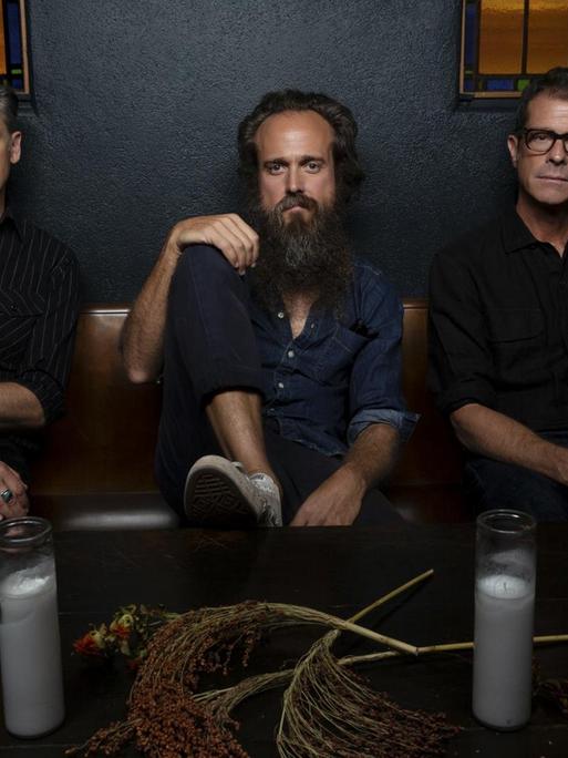 Ein Promotionfoto zeigt die Band Calexico zusammen mit Sam Beam dem Songwriter von Iron & Wine.