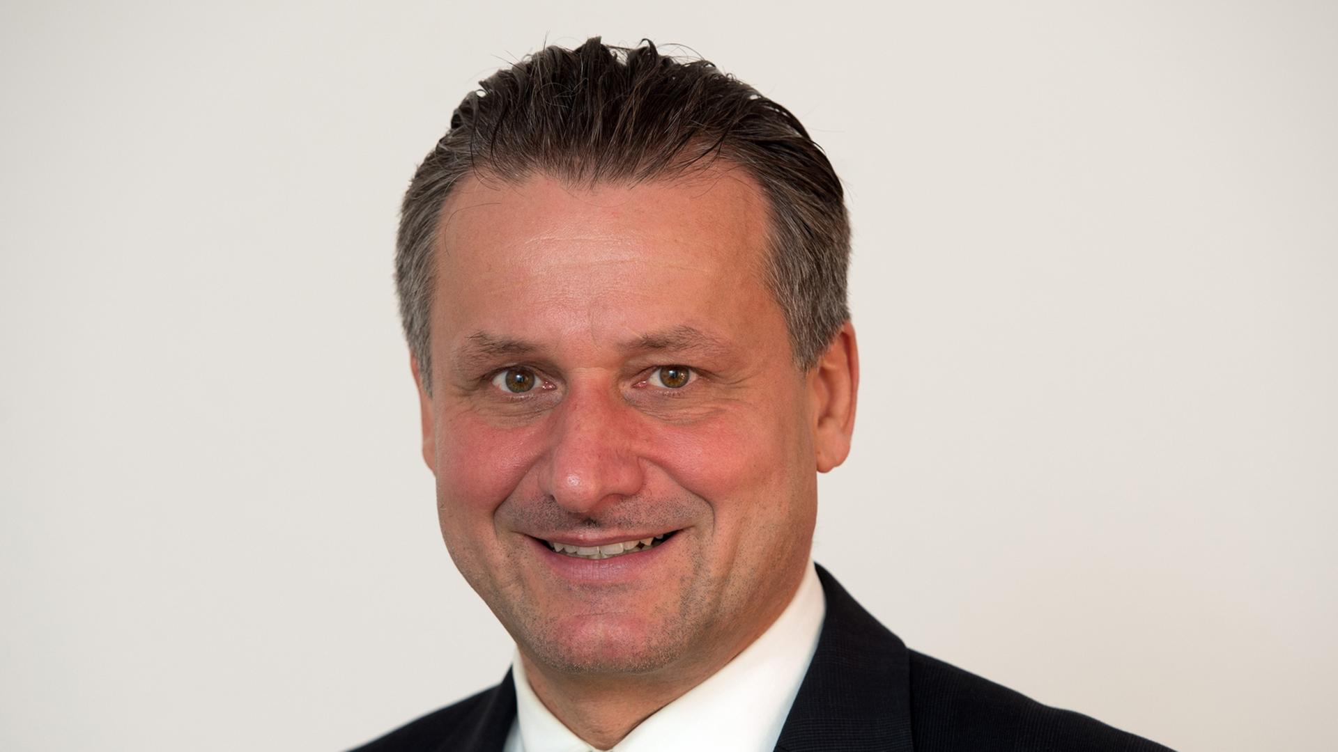 Hans-Ulrich Rülke (FDP) lächelt auf einem Porträtfoto in die Kamera.
