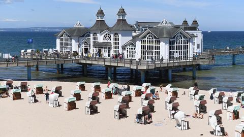 Am Ostseestrand von Sellin auf Rügen haben sich Badegäste in den Strandkörben niedergelassen. Tagestouristen dürfen allerdings weiter nicht nach Mecklenburg-Vorpommern reisen.