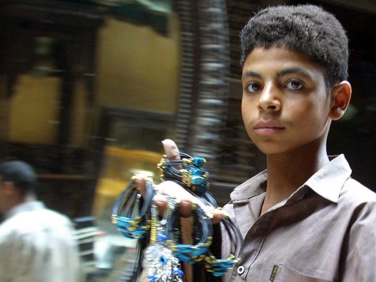 Ein Junge verkauft Schmuck auf dem historischen Khan el Khalili-Markt in Kairo