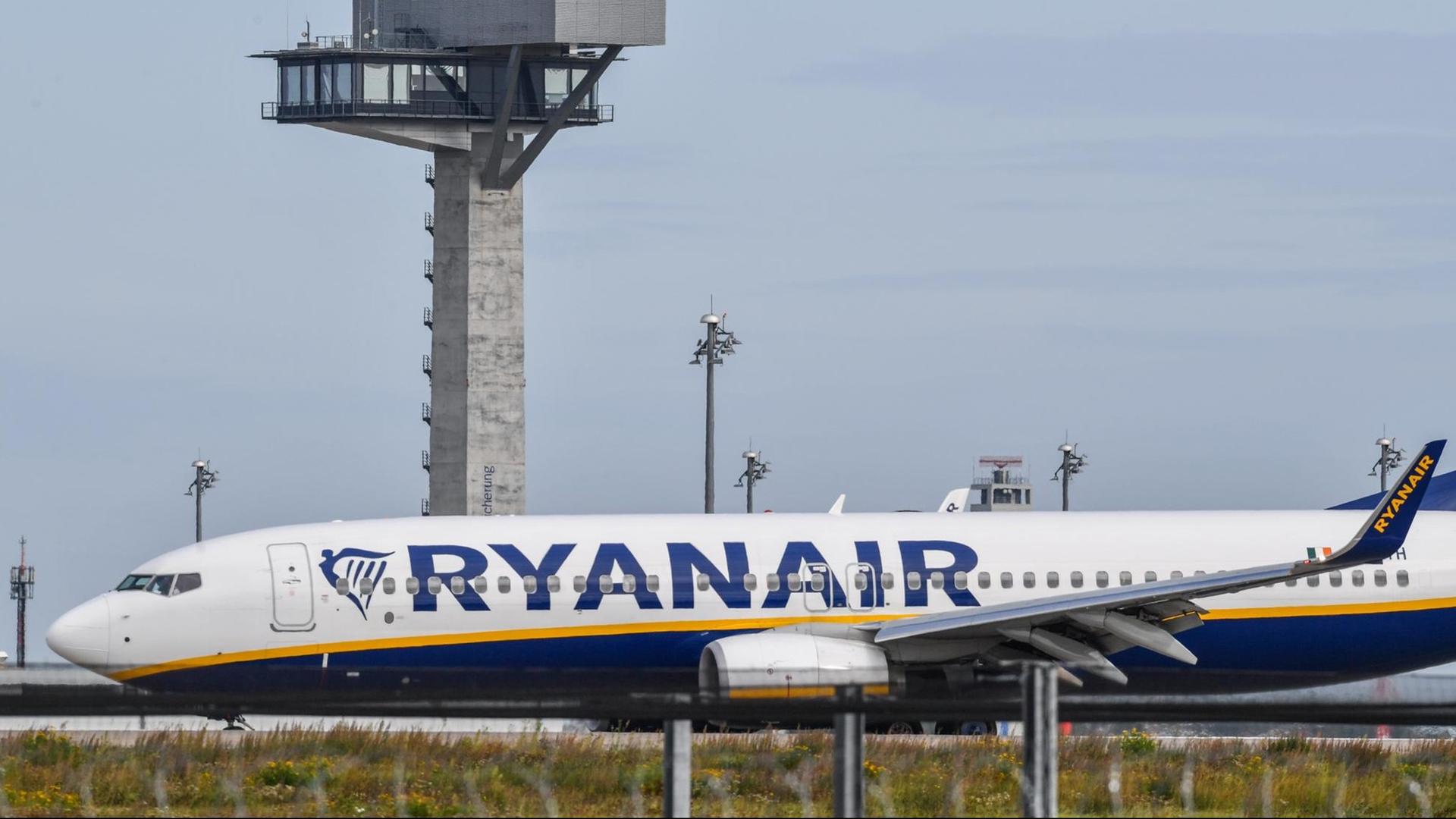 Ein Passagierflugzeug der irischen Billigfluggesellschaft Ryanair landet am 12.09.2017 auf der Südbahn am Berlin Brandenburg Airport Willy Brandt (BER) nahe Schönefeld (Brandenburg). Foto: Patrick Pleul/dpa-Zentralbild/ZB | Verwendung weltweit