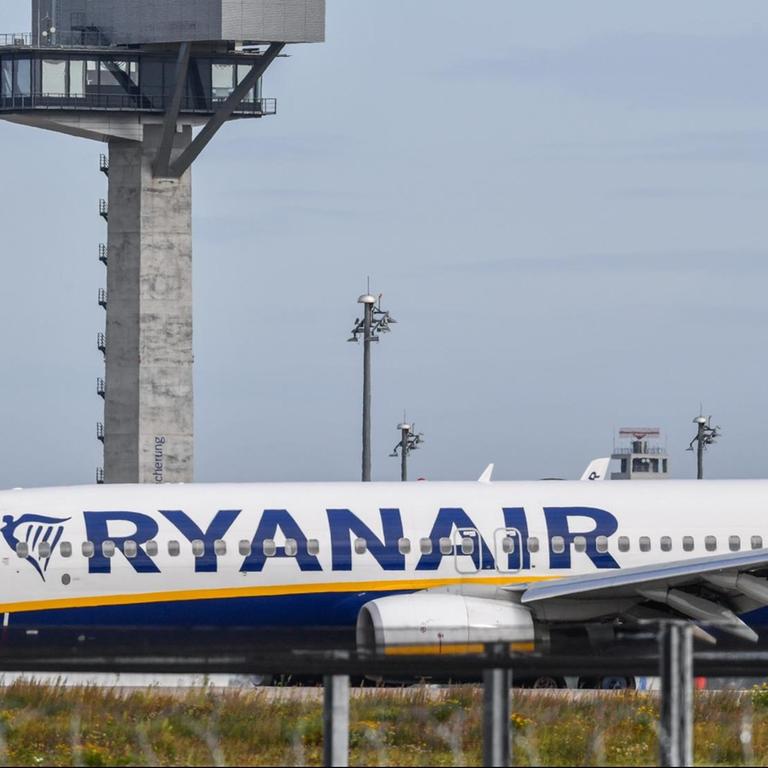 Ein Passagierflugzeug der irischen Billigfluggesellschaft Ryanair landet am 12.09.2017 auf der Südbahn am Berlin Brandenburg Airport Willy Brandt (BER) nahe Schönefeld (Brandenburg). Foto: Patrick Pleul/dpa-Zentralbild/ZB | Verwendung weltweit