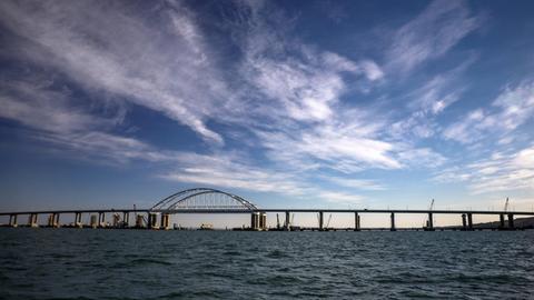 Ein Blick auf die Brücke, die über die Wasserstraße von Kertsch führt. Die Brücke verbindet die Krim mit russischen Festland
