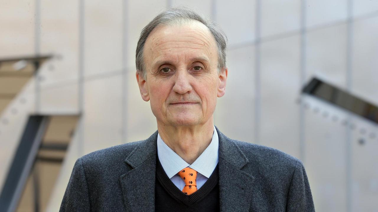 Der ehemalige Direktor des Jüdischen Museums Berlin, Peter Schäfer. Fotografiert am 21.08.2014 vor dem Haupteingang des Museums in Berlin kurz nach seinem Amtsantritt.